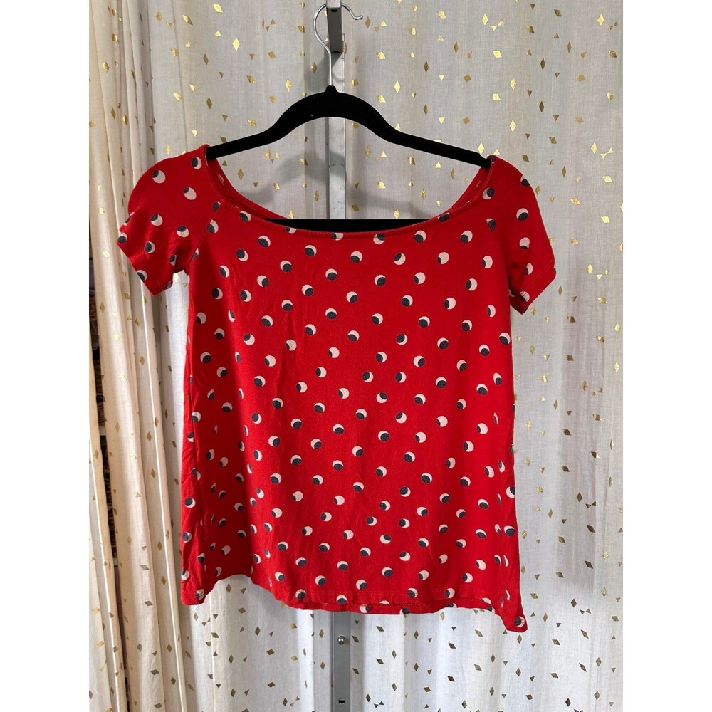 Fighting Eel Red Short Sleeve Scoop Neck Top with Crescent Print